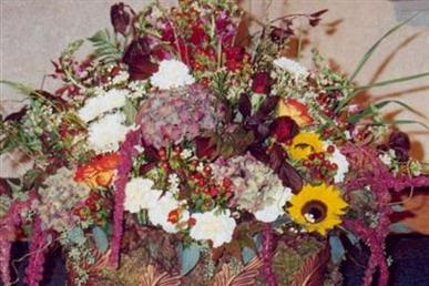 Floral arrangements and photos copyright � Jen's Blossoms 2004